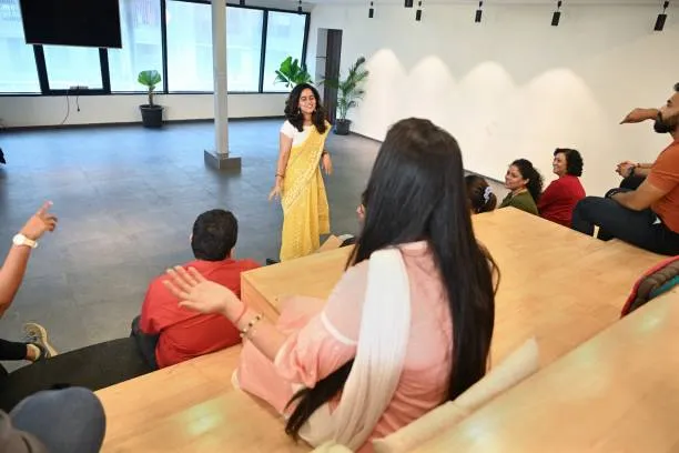 Students participating in an interactive classroom session during one of the best teaching courses, led by a trainer in a modern learning environment.